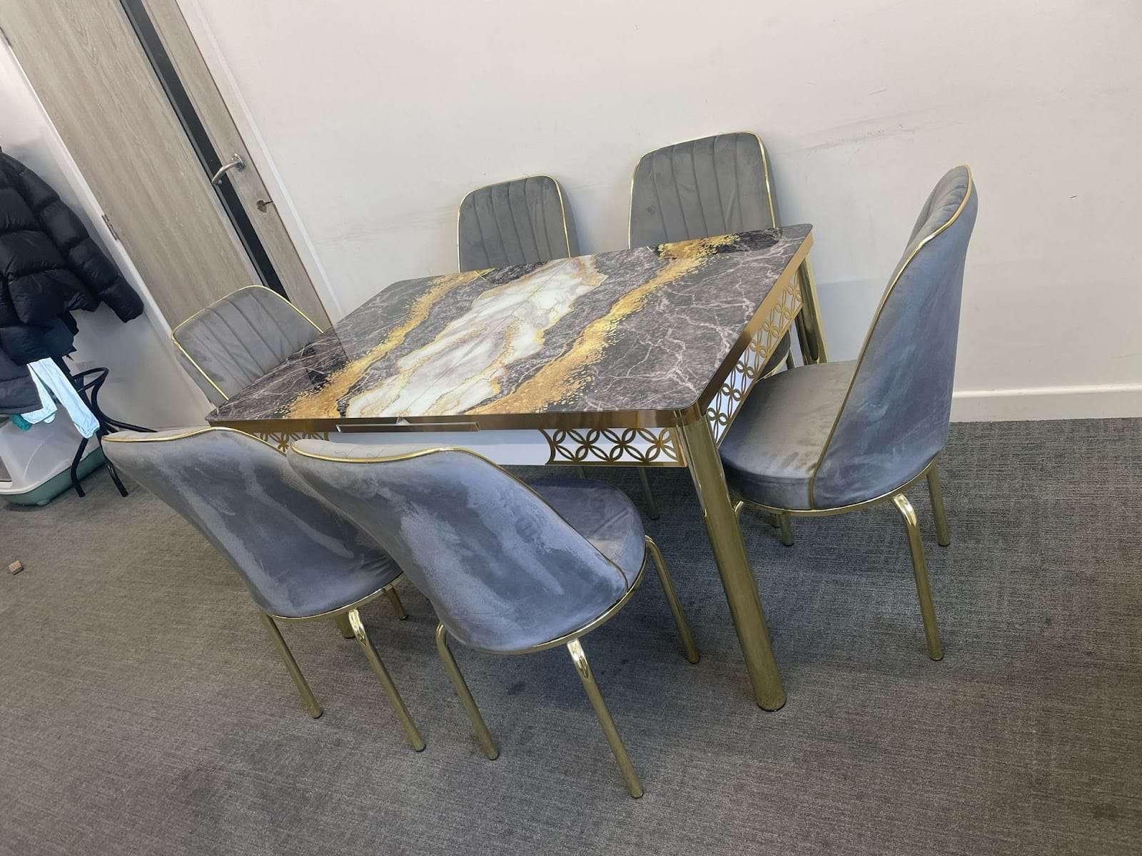GREY SAND TABLE WITH STAR CHAIRS